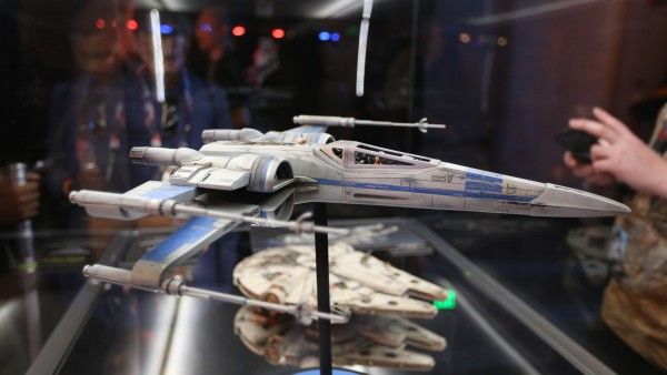 star-wars-7-x-wing-fighter-resistence-mo