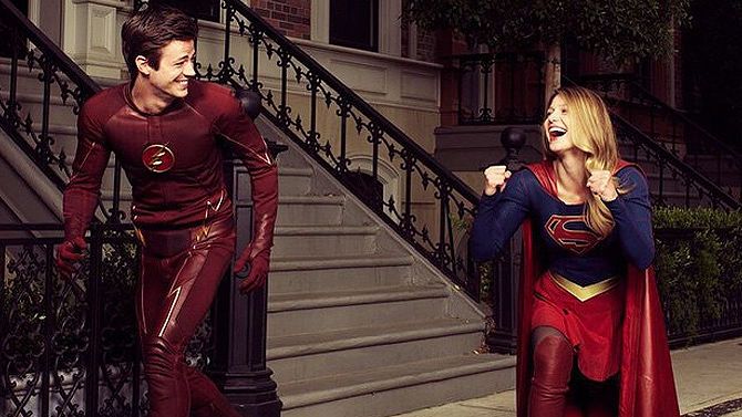 The Flash Supergirl Crossover Images Reveal Team Ups Collider