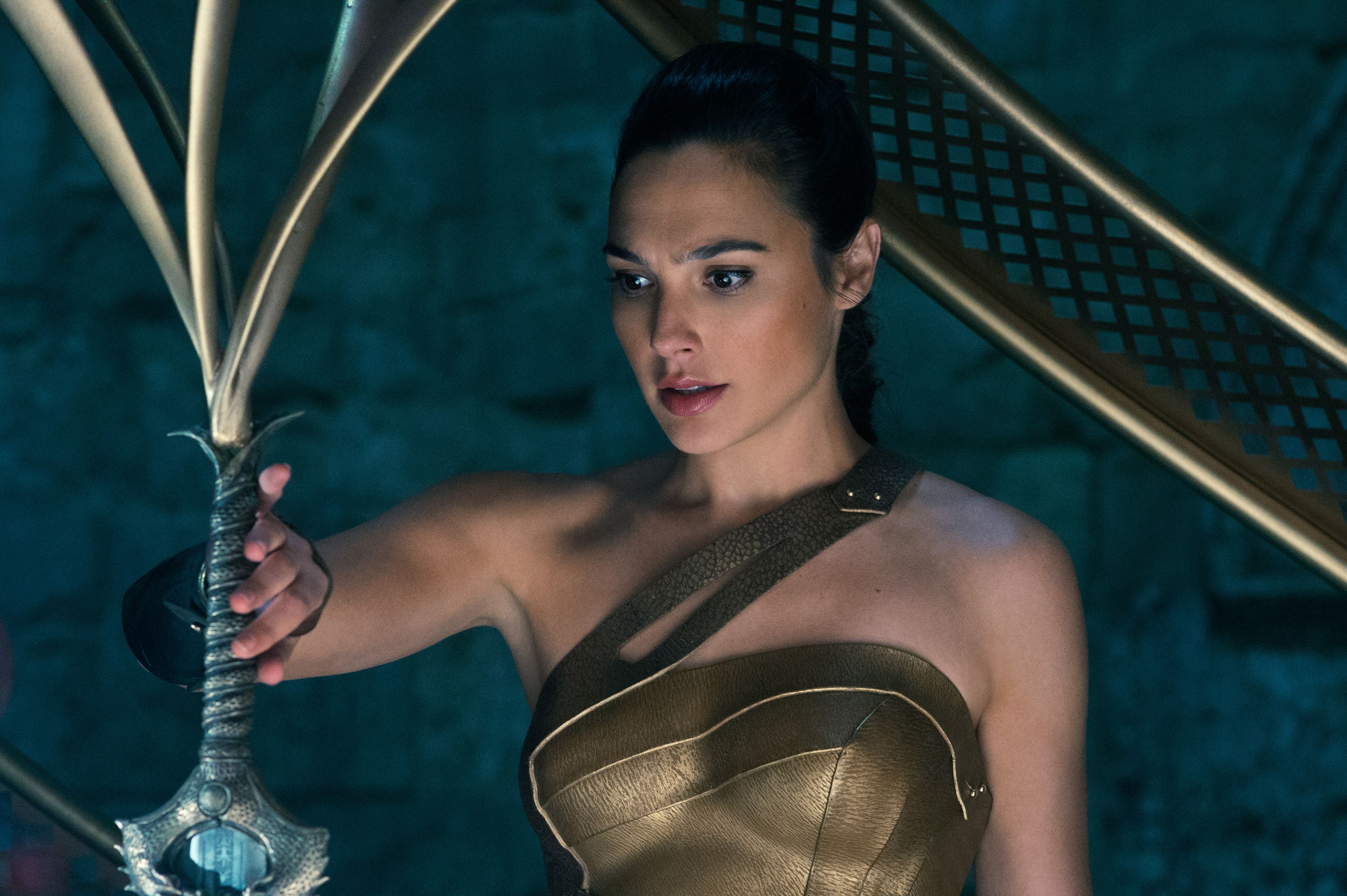 Wonder Woman Review Heroism Arrives For Dc Movies Collider