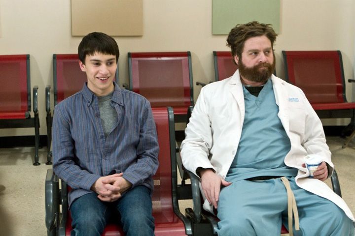 personagem principal rindo e Zach vestido de médico ao seu lado