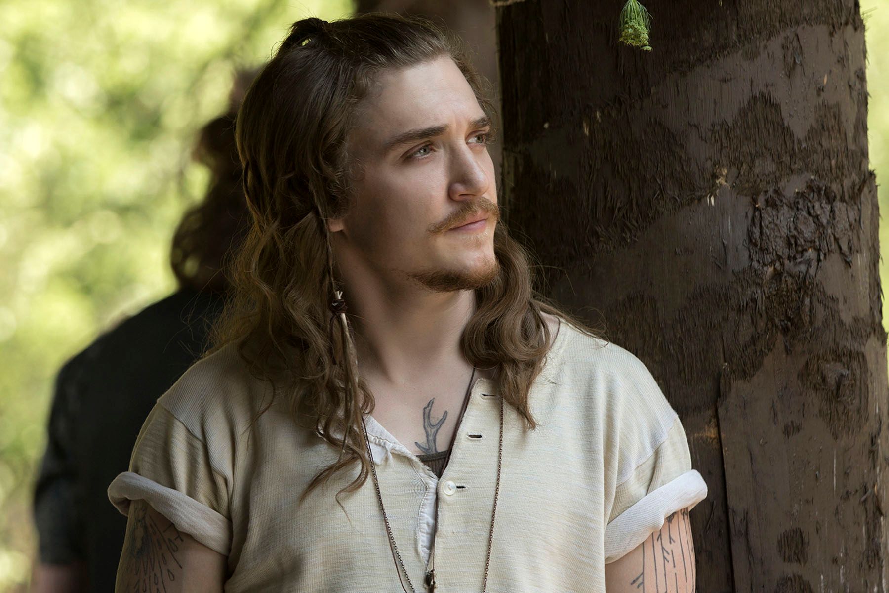 Outsiders: Kyle Gallner on His Place in the Farrell Family | Collider