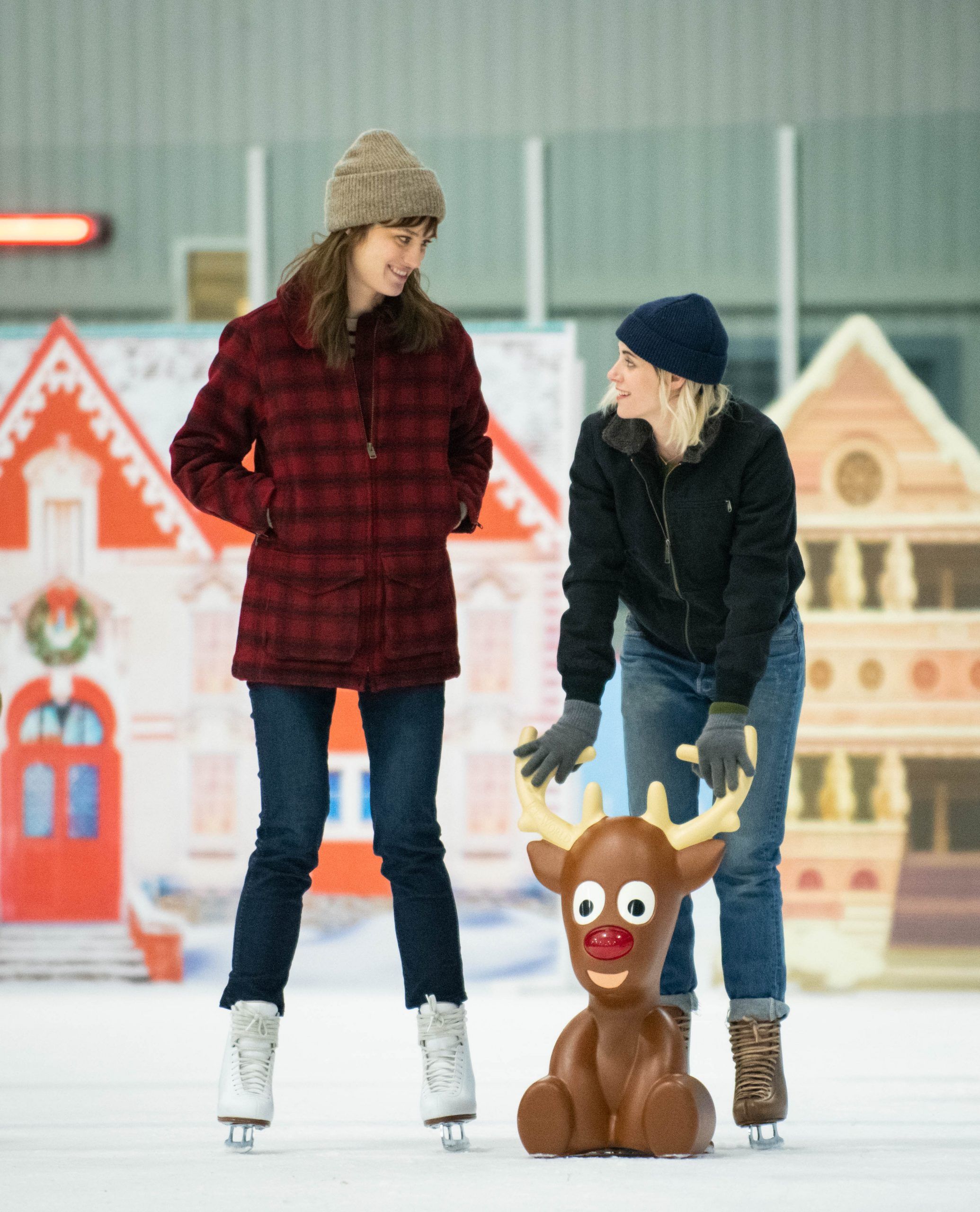 Kristen Stewart and Mackenzie Davis Pair Up in Happiest Season Images |  Collider