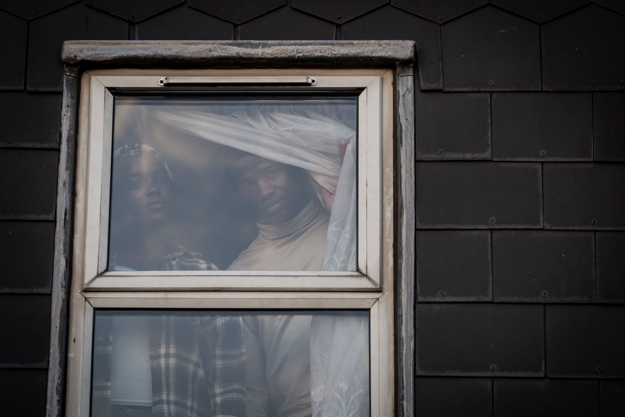 His House menceritakan tentang dua pengungsi dari Sudan yang pergi ke Inggris untuk mencari suaka